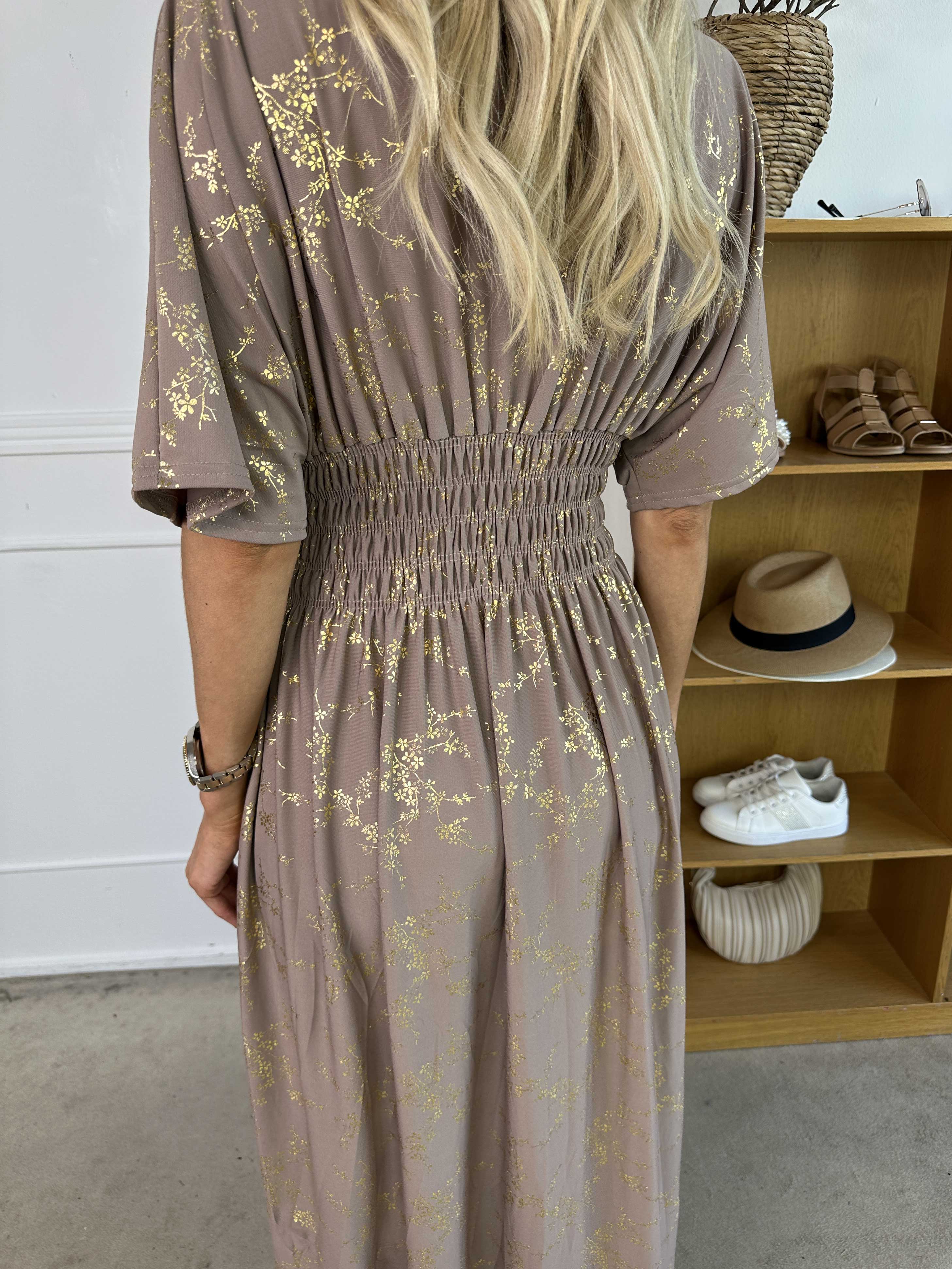 Pams Gold - Ensfarvet kjole i elastisk stof med gulddetaljer